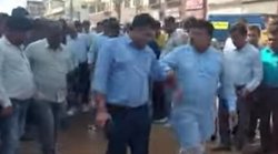 एमपी: सड़कों का हाल देख भड़के शिवराज के मंत्री, अफसर का हाथ पकड़ गड्ढे में ले गए