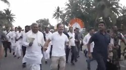 भारत जोड़ो यात्रा: बगल में चल रहे सिद्दारमैया का राहुल गांधी ने पकड़ा हाथ और लगा दी दौड़, वीडियो हो रहा वायरल