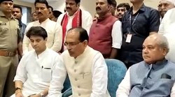 एमपी: ट्रेन में महिला से छेड़छाड़ के आरोपी कांग्रेस विधायकों पर कब चलेगा बुलडोजर? सवाल सुन सीएम शिवराज ने हाथ जोड़े और चल दिए