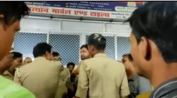 UP: गाड़ी पार्किंग को लेकर पुलिस के साथ सपा विधायक और उनके बेटे की तू तू-मैं-मैं, कहा- मार के दिखाओ गोली