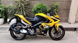Pulsar RS200 को इस डील के जरिए खरीद सकते हैं 30 हजार में, शोरूम से निकलवाने पर खर्च होंगे 2 लाख