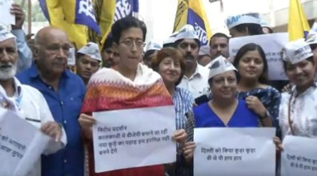 AAP workers protest, garbage issue, delhi
