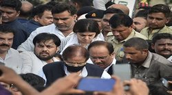 नेता जी के अंतिम दर्शनों के लिए व्हील चेयर पर आए आजम खान, बिगड़ी तबियत तो एंबुलेंस में जाना पड़ा