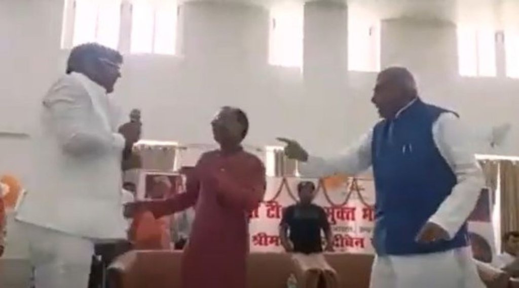 मंच पर अपना दल के विधायक विनय वर्मा और बीजेपी सांसद जगदंबिका पाल के बीच होती बहस। (फोटो सोर्स: वीडियोग्रैब/ सोशल मीडिया) 
