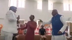 भ्रष्टाचार के मुद्दे पर भाजपा सांसद जगदंबिका पाल से मंच पर भिड़ गए अपना दल के MLA, लगे माइक पर जोर-जोर से चिल्लाने