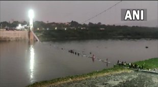 Gujarat, cable bridge collapsed Machchhu river, Morbi area