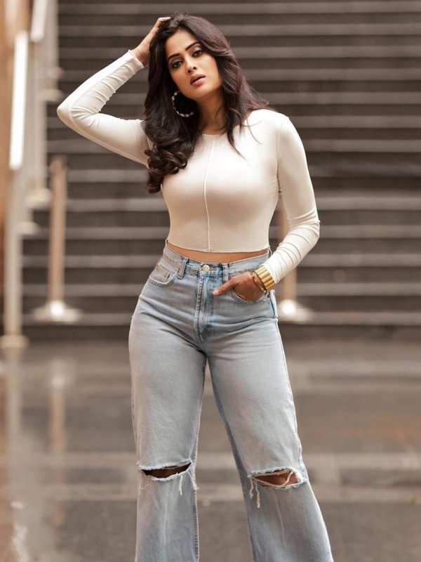 SHWETA TIWARI IN CLASSY AND STYLISH LOOK