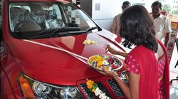 Dhanteras पर कार खरीदने का प्लान हो सकता है फेल, इस वजह से डीलर्स ने बंद की कारों की बुकिंग