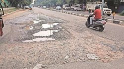 UP News: बदहाल सड़क पर रिपोर्टर ने किया सवाल तो महिला बोली- पूछो मत, चलते-चलते हमारा तो पेट फटा जा रहा