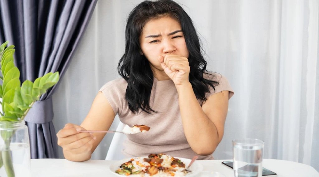 Gale me kuch fas jaye to kya kare,how to relieve feeling of something stuck in throat,feels like something is stuck in my throat and chest,