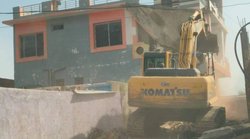 एमपी: मंदसौर में गरबा में पथराव के आरोपियों के घर पर चला बुलडोजर, प्रशासन ने बताया अवैध कब्जे का मामला