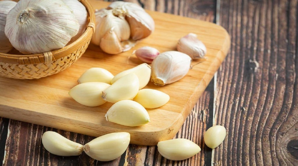 eat garlic empty stomach, garlic for weight loss, lose weight with garlic, raw garlic benefits, garlic beenfits for weight loss,
