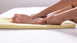 Crack Heels: इन 3 विटामिन की कमी से फटती हैं एड़ियां, जानिए कैसे करें क्रेक हील्स का इलाज