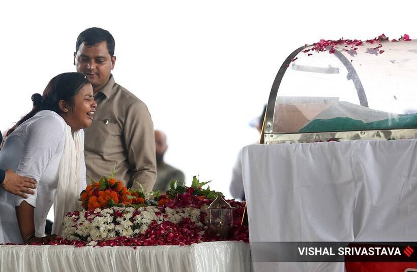 मुलायम सिंह के पार्थिव शरीर के सामने बिलखती युवती। (Express photo by Vishal Srivastav)