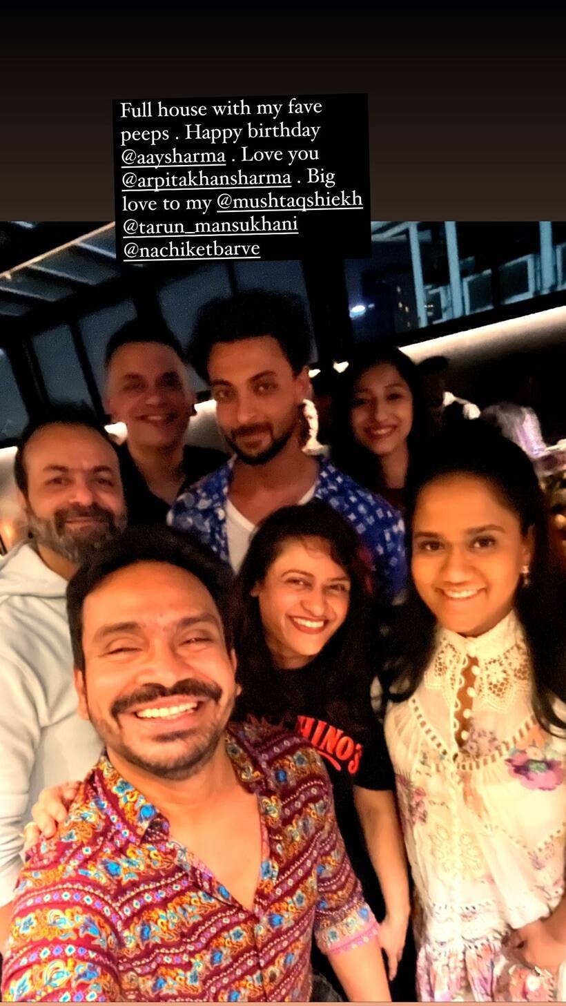 रोहिणी अय्यर पार्टी की यह तस्वीर शेयर की है।(Photo: Rohini Iyer/Instagram)