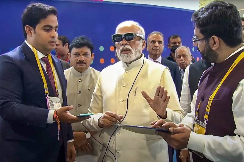 इंडिया नेशनल कॉग्रेंस में 5 जी लॉन्च की घोषणा हुई। तस्वीर में मुकेश अंबानी के बेटे आकाश के साथ पीएम मोदी। (PTI photo)