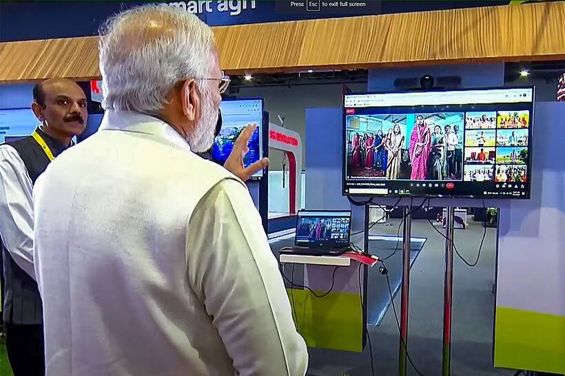 यहां टेलीकॉम समिट के दौरान दूर दराज के लोगों से डिजिटली बात करते पीएम नरेंद्र मोदी। (PTI photo)