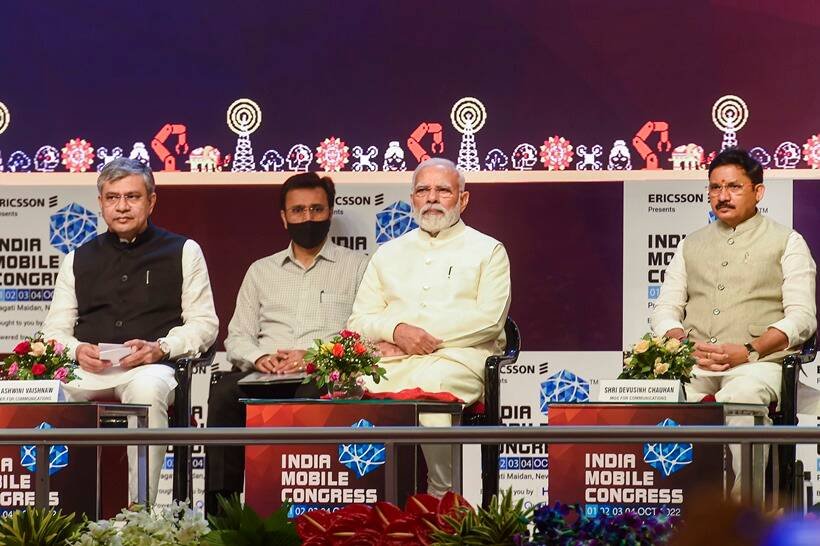 प्रधानमंत्री ने मंच से कई बार आत्मनिर्भर भारत बनाने की बात पर जोर दिया। (PTI photo)