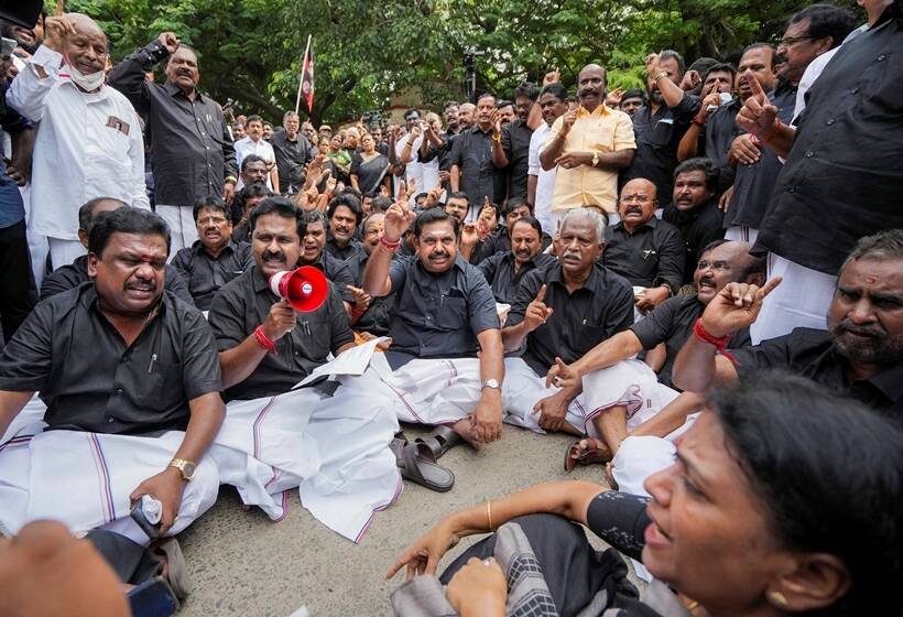 विरोध प्रदर्शन कर उदयकुमार को उपनेता बनाने की मांग की। 