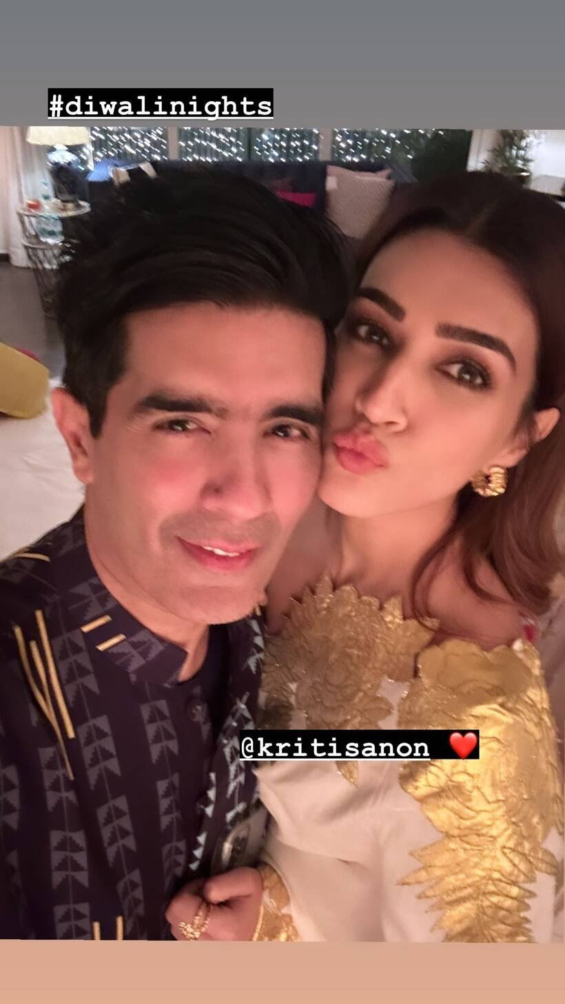 पार्टी से मनीष ने कृति सेनन के साथ ये सेल्फी भी पोस्ट की। (Photo: Manish Malhotra/Instagram)