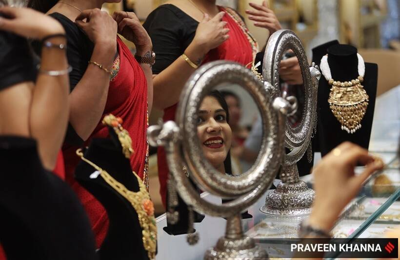 धनतेरस पर बाजार में खूब रौनक दिखी। खासतौर पर ज्वेलरी शॉप पर भीड़ बहुत ज्यादा नजर आई। (Express Photo by Praveen Khanna)