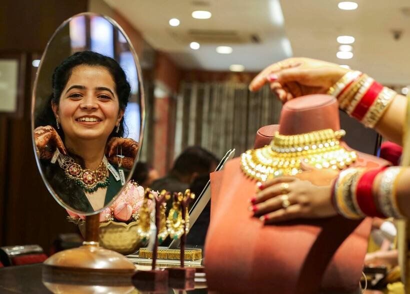 इस बार लोगों ने धनतेरस पर जमकर खरीदारी की। (PTI)
