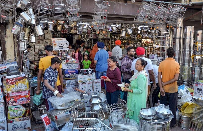 धनतेरस पर अमृतसर में भी बाजार गुलजार दिखे।(PTI)