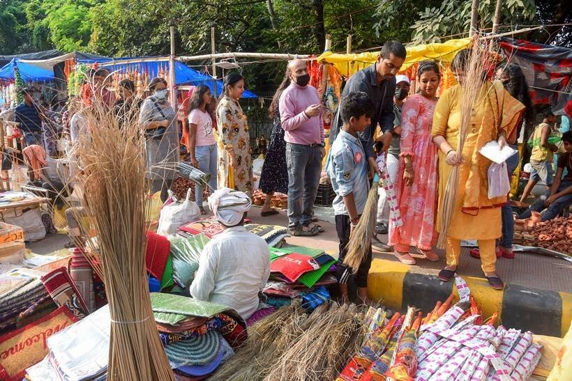धनतेरस पर कई जगहों पर झाड़ू भी खरीदने का चलन है। (PTI)