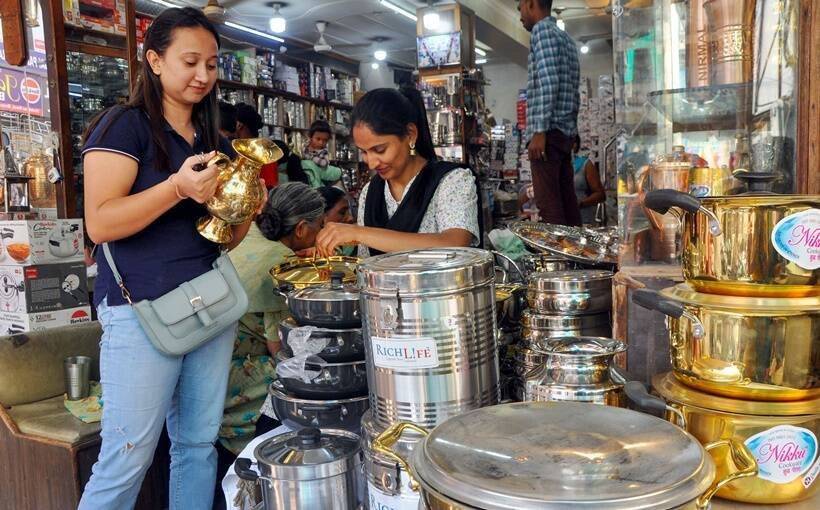 पटियाला में धनतेरस पर बर्तन खरीदती महिला। (PTI)