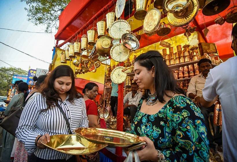 धनतेरस पर पटना में बर्तन खरीदतीं महिलाएं। (PTI)