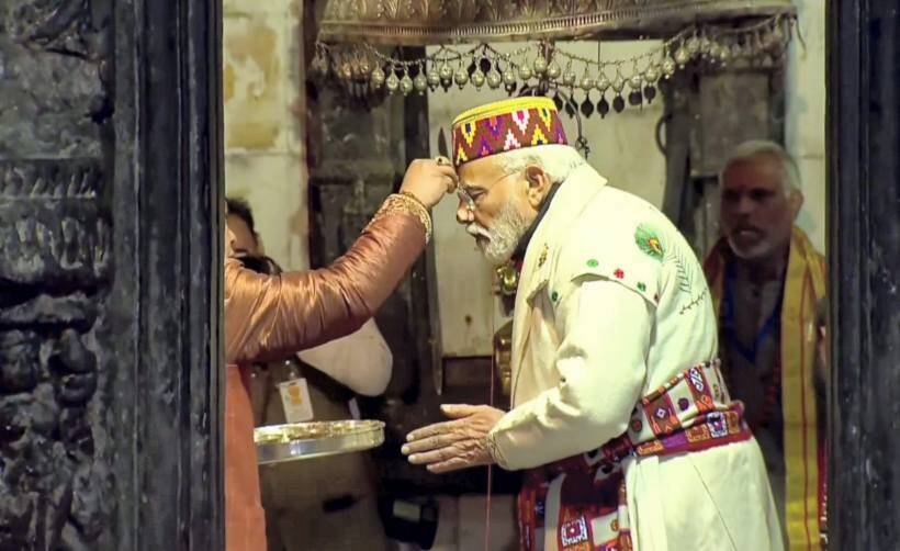 प्रोटोकॉल के अनुसार बैरिकेडिंग लगाई गई थी और उस क्षेत्र में आम पर्यटकों को प्रतिबंधित कर दिया गया था जब प्रधानमंत्री मौजूद थे।