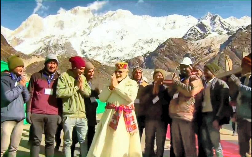 प्रधानमंत्री नरेंद्र मोदी ने रुद्रप्रयाग जिले में केदारनाथ पवित्र स्थल पर विकास परियोजनाओं में काम कर रहें लोगों से भी बातचीत की।
