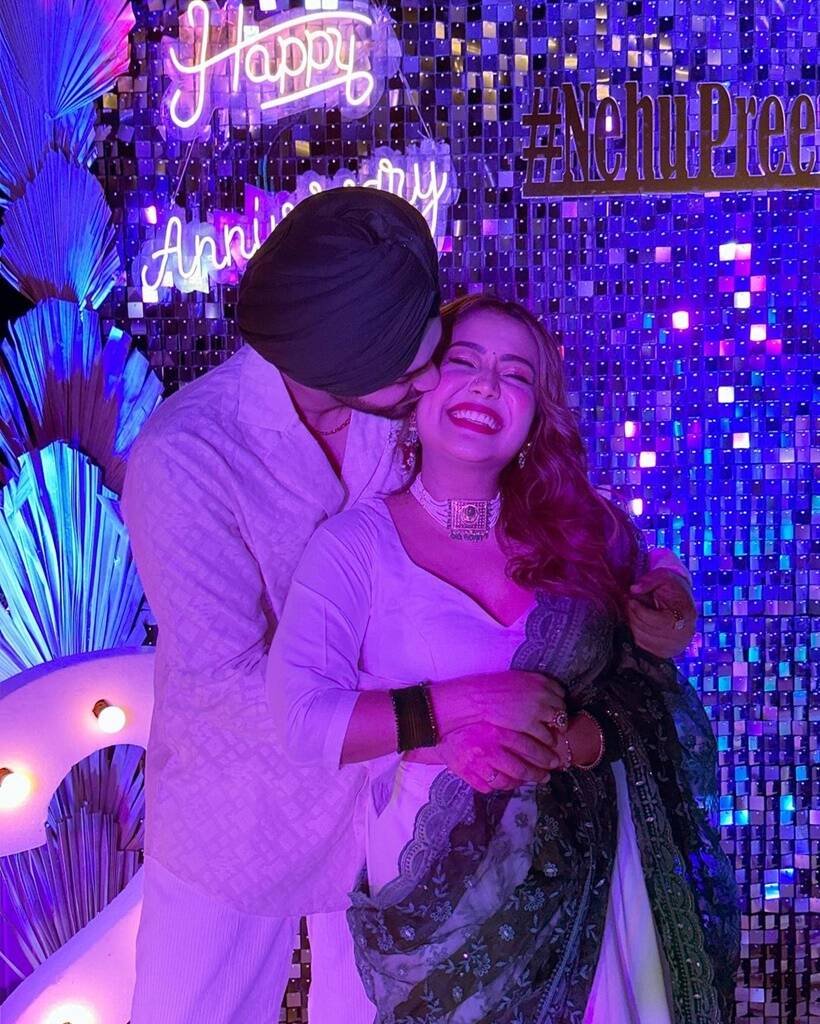नेहा कक्कड़ ने इस फोटो को शेयर करते हुए लिखा कि हम साथ साथ हैं।(Photo: Neha Kakkar/Instagram)
