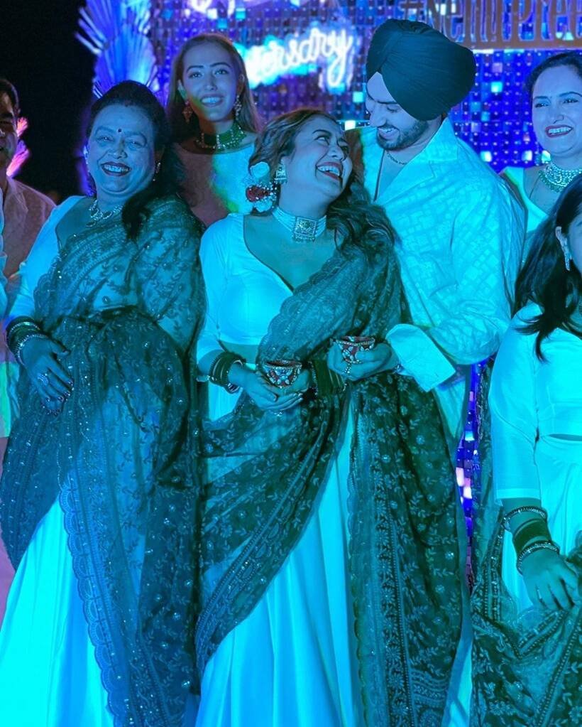 एक और तस्वीर में नेहा कक्कड़ पूरे परिवार के साथ। (Photo: Neha Kakkar/Instagram)