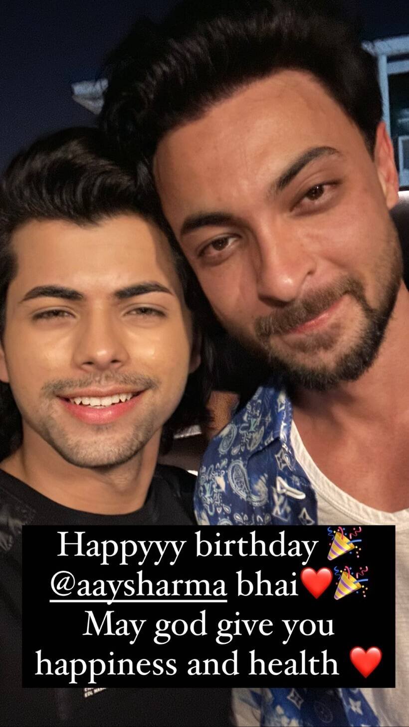 सिद्धार्थ निगम ने यह फोटो आयुष शर्मा के साथ शेयर की है। (Photo: Siddharth Nigam/Instagram)