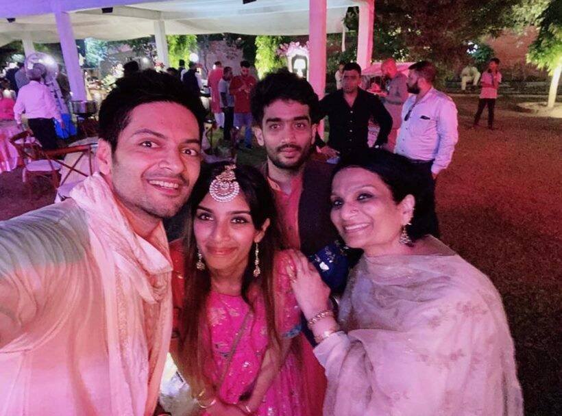 दोनों के वेडिंग फंक्शन्स में करीबी दोस्त और रिश्तेदार ही शामिल रहे। (Photo: Hayat Fazal/Instagram)
