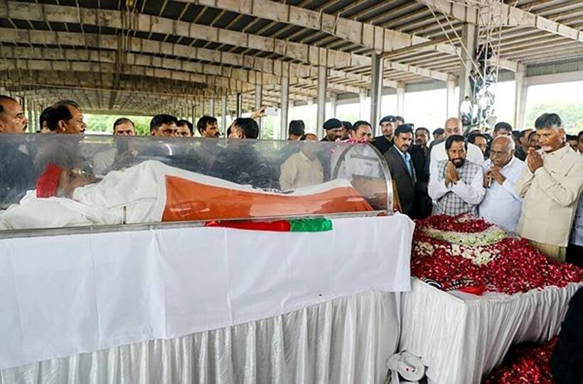 रक्षामंत्री राजनाथ सिंह, लोकसभा स्पीकर ओम बिड़ला, कांग्रेस नेता मल्लिकार्जुन खड़गे और शरद पवार समेत तमाम बड़े नेताओं ने सैफई पहुंचकर मुलायम सिंह को आखिरी सलामी दी। (PTI)