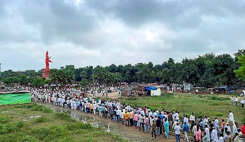 मुलायम सिंह यादव के अंतिम सफर में करीब 5 किलोमीटर लंबी कतार दिखी। (PTI)