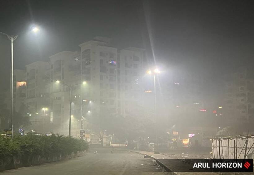 दिवाली के बाद देर रात 2.50 बजे पुणे वनवाड़ी रोड पर धुंध छाई रही।(Express photo by Arul Horizon)