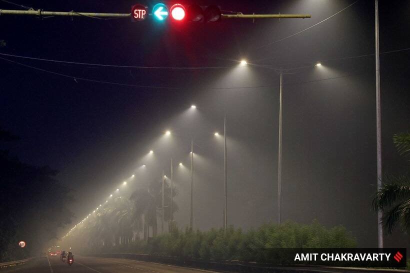मुंबई में एक्यूआई नीचे रहा। दिवाली की शाम को नवी मुंबई में पाम बीच रोड पर धुंध छाया हुआ। (Express photo by Amit Chakravarty)