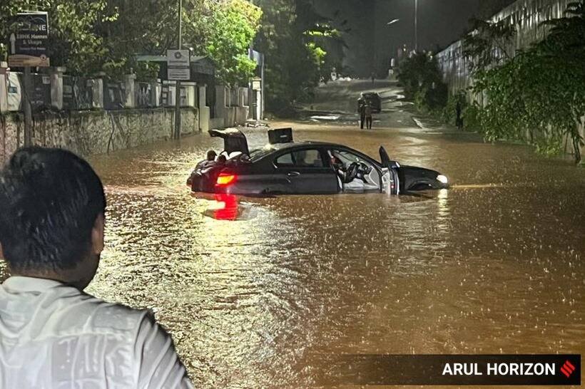 बीएमडब्ल्यू 5 सीरीज की एक कार सोमवार को जलमग्न सड़क पर देखी गई (Express photo by Arul Horizon)