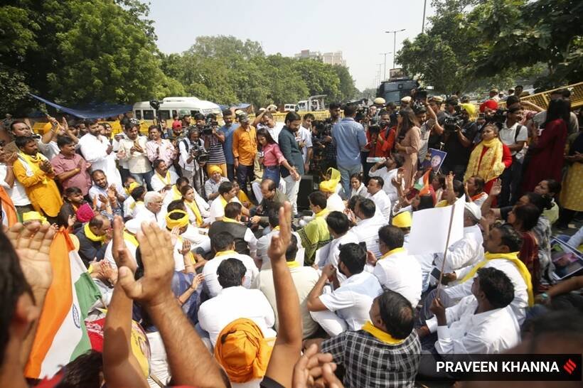 सोमवार को सीबीआई द्वारा मनीष सिसोदिया को तलब किया गया। इसके विरोध में आम आदमी पार्टी के नेताओं और कार्यकर्ताओं ने सीबीआई ऑफिस के बाहर प्रदर्शन किया।The party leaders and workers were holding a sit-in protest outside the CBI office. (Express photo by Praveen Khanna)