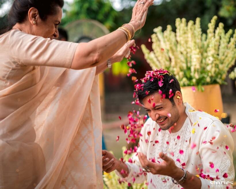 हल्दी के फंक्शन में अली फजल पर फूलों की बारिश करतीं उनकी रिश्तेदार। (Photo: Richa Chadha/Instagram)