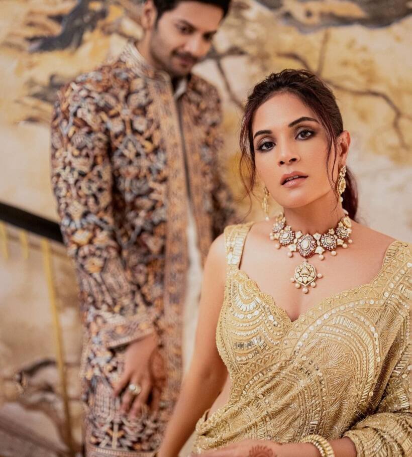 अपनी कॉकटेल पार्टी में रिचा ने गोल्डन साड़ी तो वहीं अली ने शेरवानी पहनी थी। (Photo: Richa Chadha/Instagram)