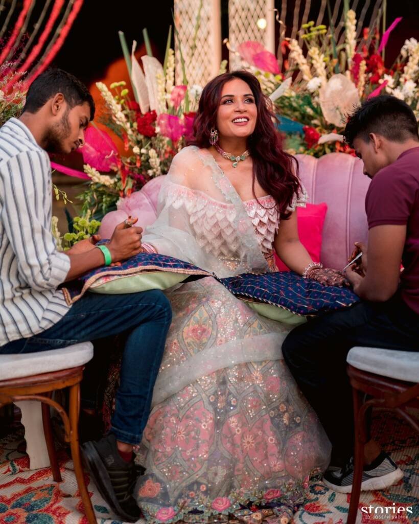 अपने हाथों में अली फजल के नाम की मेहंदी रचवातीं रिचा चड्ढा। (Photo: Richa Chadha/Instagram)