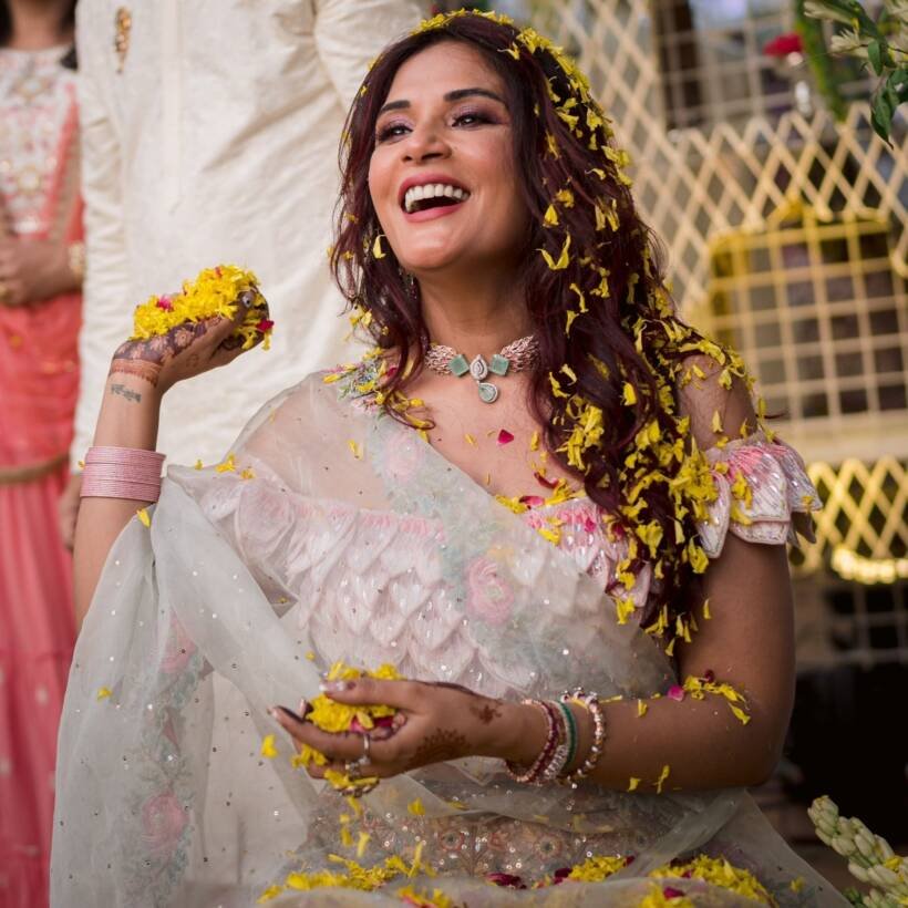 प्री वेडिंग सेलिब्रेशन में कपल ने फूलों की होली खेली।(Photo: Richa Chadha/Instagram)