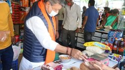 Dhanteras 2022: हर धनतेरस इंदौर में अपनी किराना दुकान पर ज़रूर बैठते हैं कैलाश विजयवर्गीय, इस बार दीवाली की ख़रीददारी में भी रहे परिवार के साथ