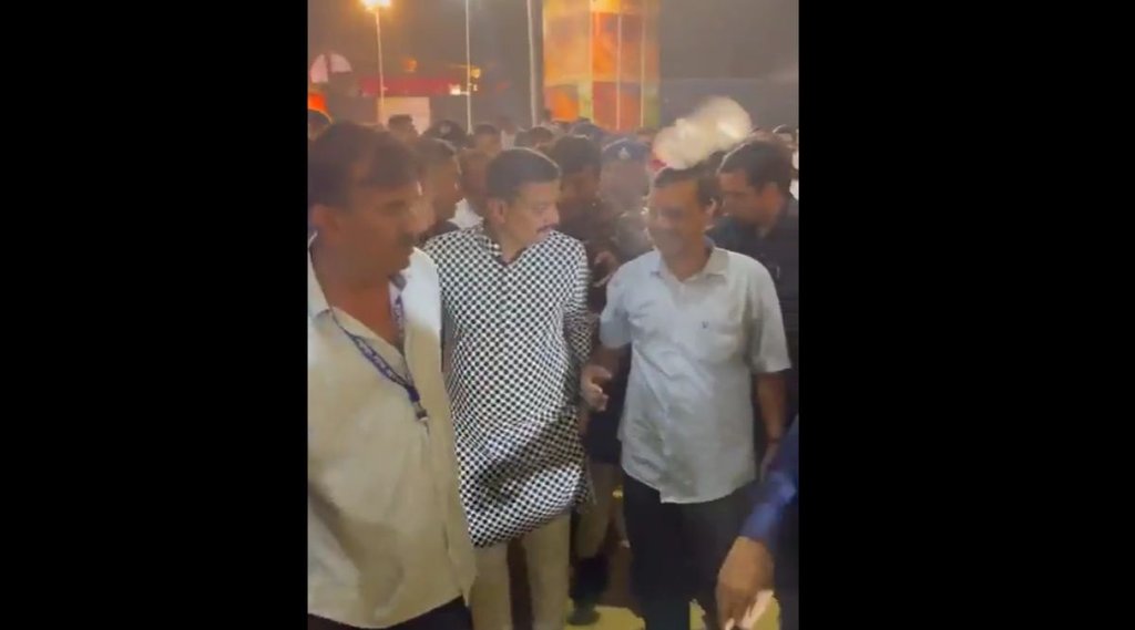 गुजरात में अरविंद केजरीवाल पर फेंकी गई पानी की बोतल (Photo Source- Screengrab/ Social Media)
