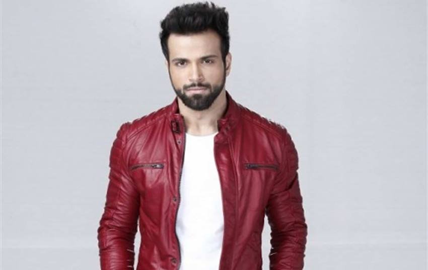 Rithvik Dhanjani: रित्विक धनजानी ने इंग्लैंड के सिटी ऑफ लंदन कॉलेज से ग्रेजुएशन की डिग्री ली है।