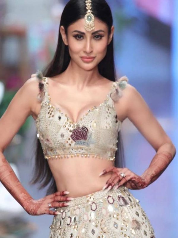 mouni roy style